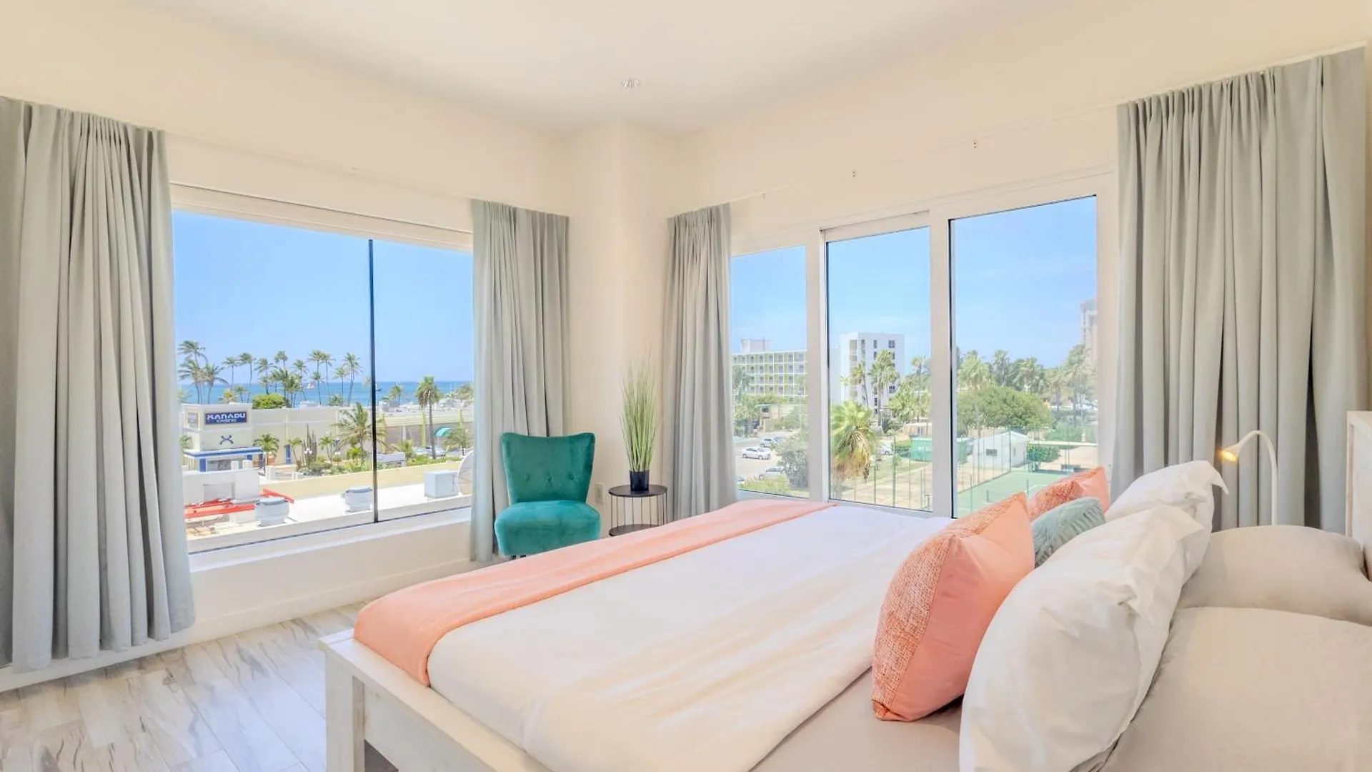 Luxury Ocean Views Condo In Palm Beach
